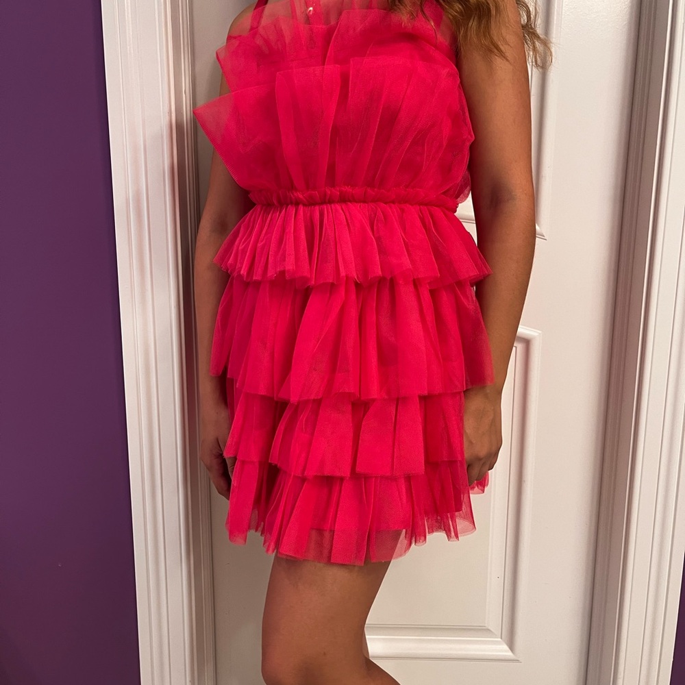 NWT. PINK RUFFLED DRESS.